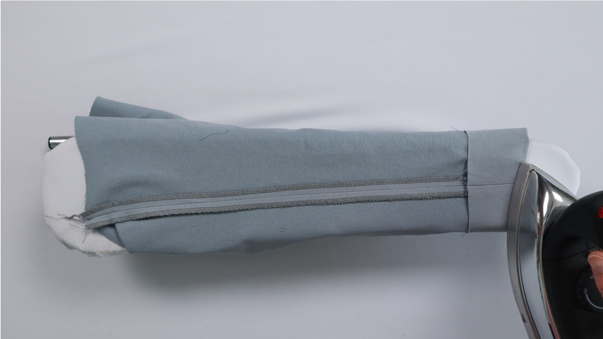 Parka mit Kapuze nähen - Der Ärmelsaum wird nochmal gebügelt.