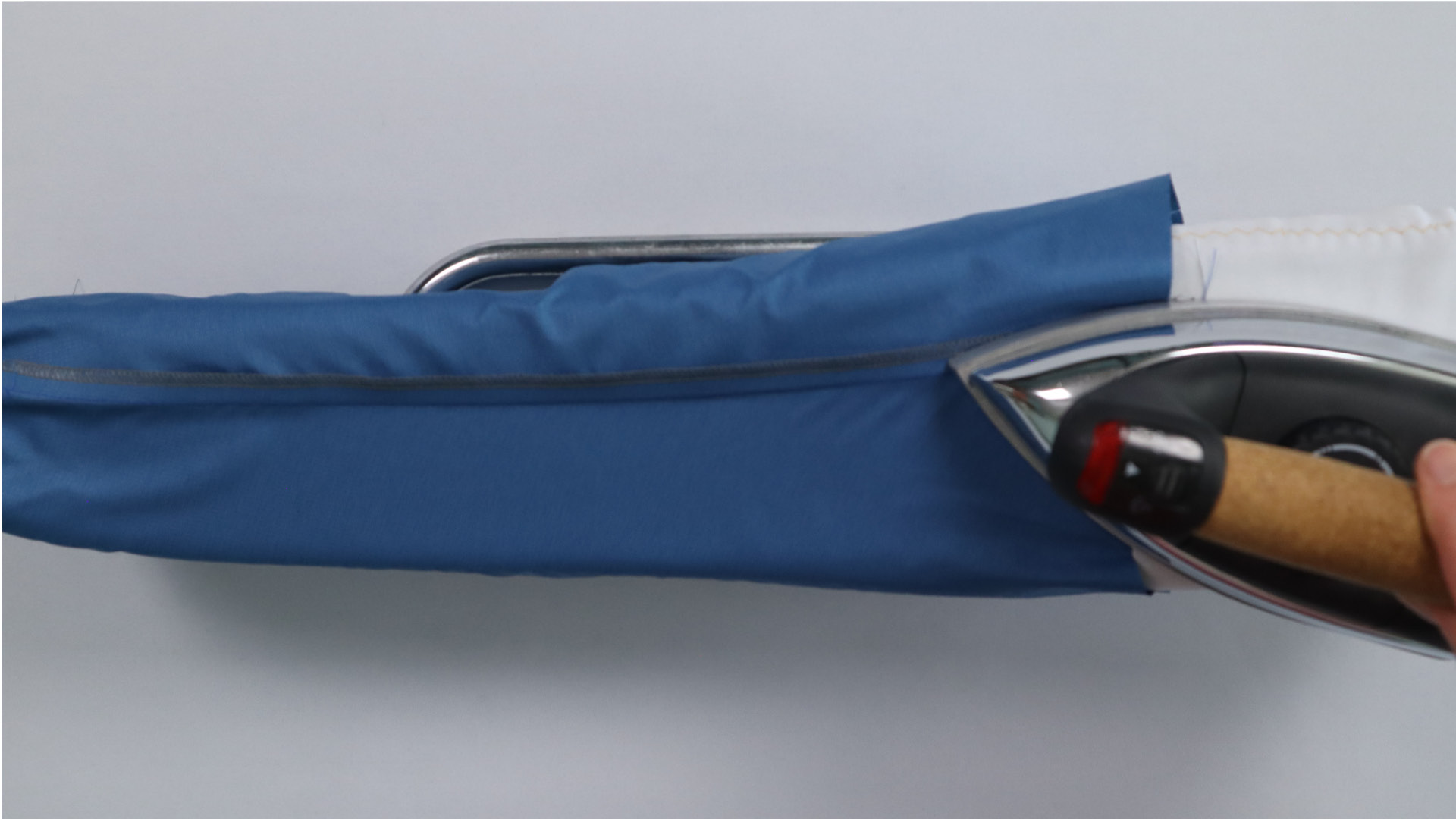 Parka mit Kapuze nähen - Die Nahtzugaben des Futterärmels werden gebügelt.