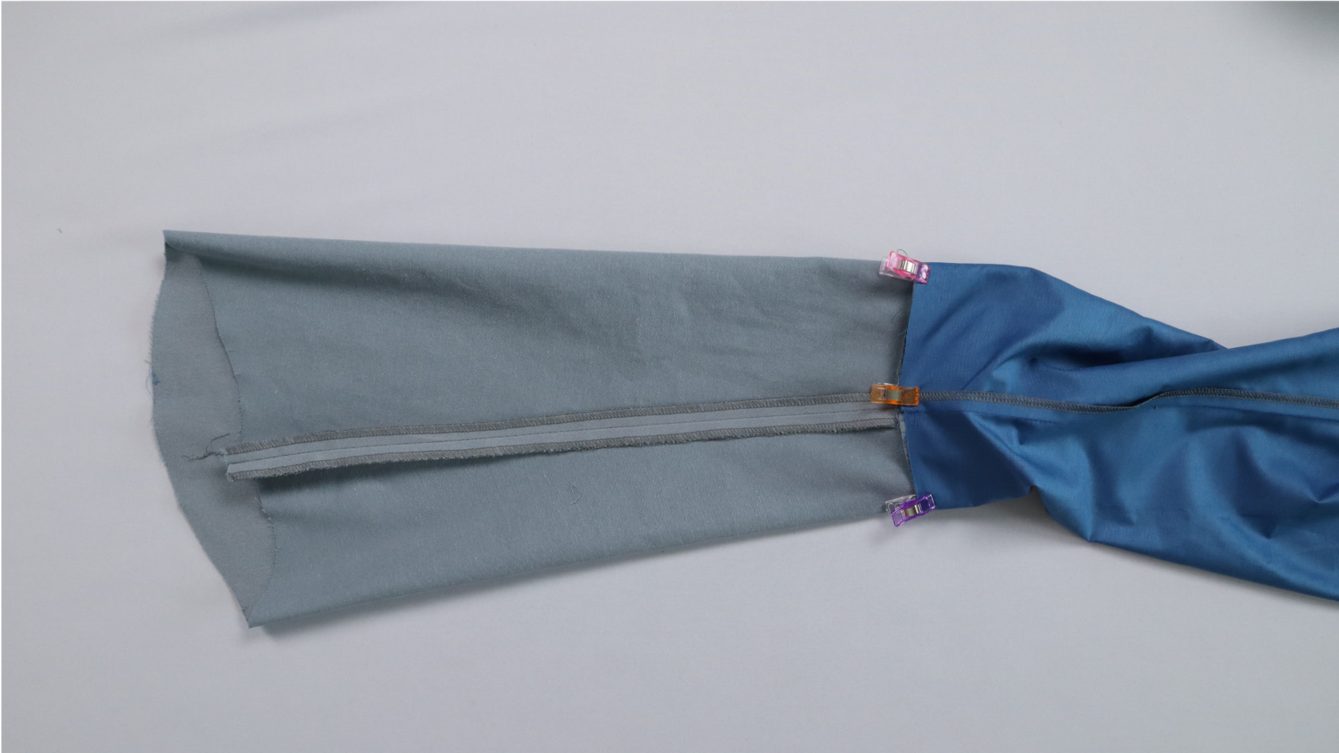 Parka mit Kapuze nähen - Der Futterärmel wird an den Saum gesteckt.