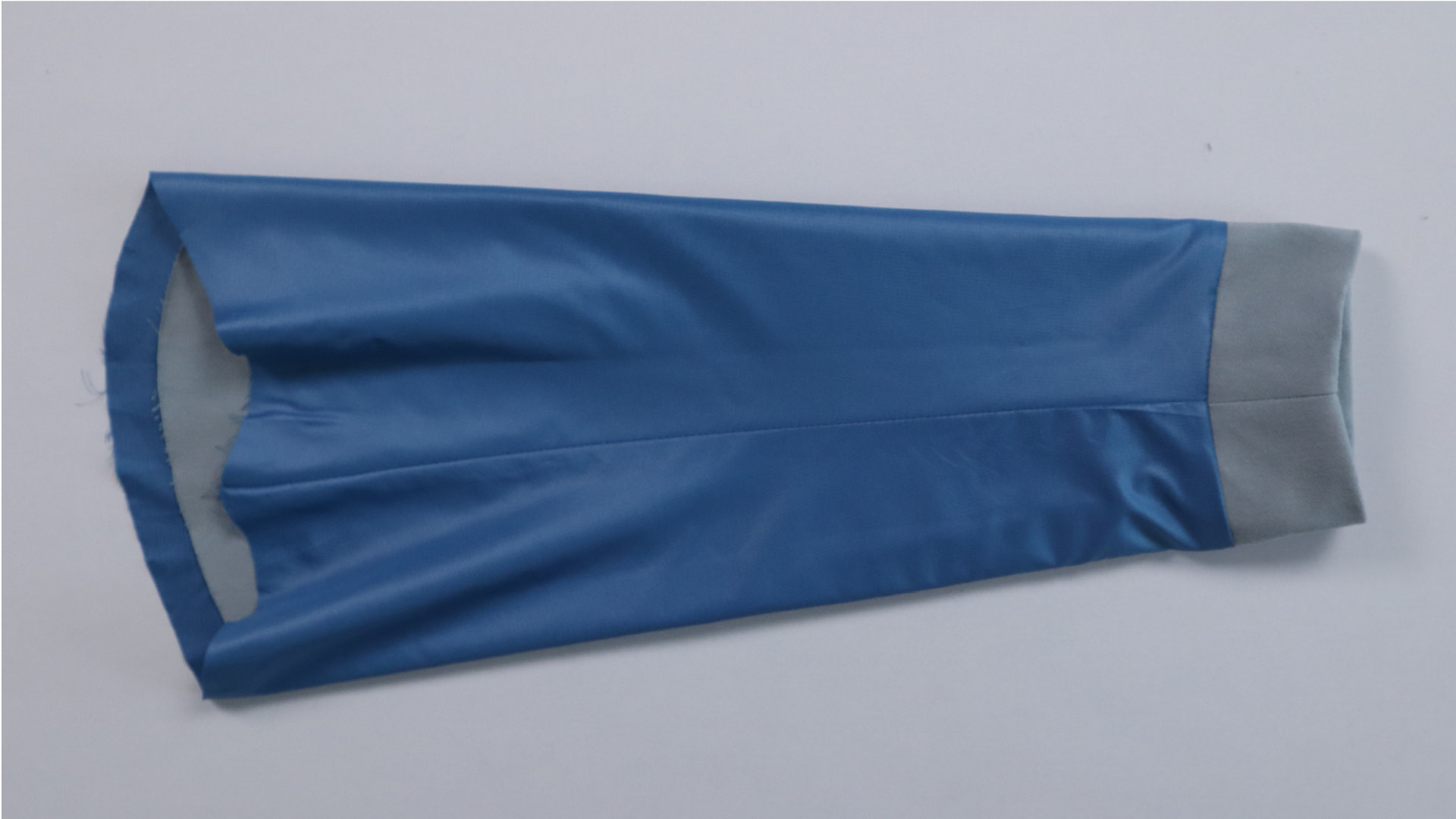 Parka mit Kapuze nähen - Der Futterärmel wird nach oben gezogen.