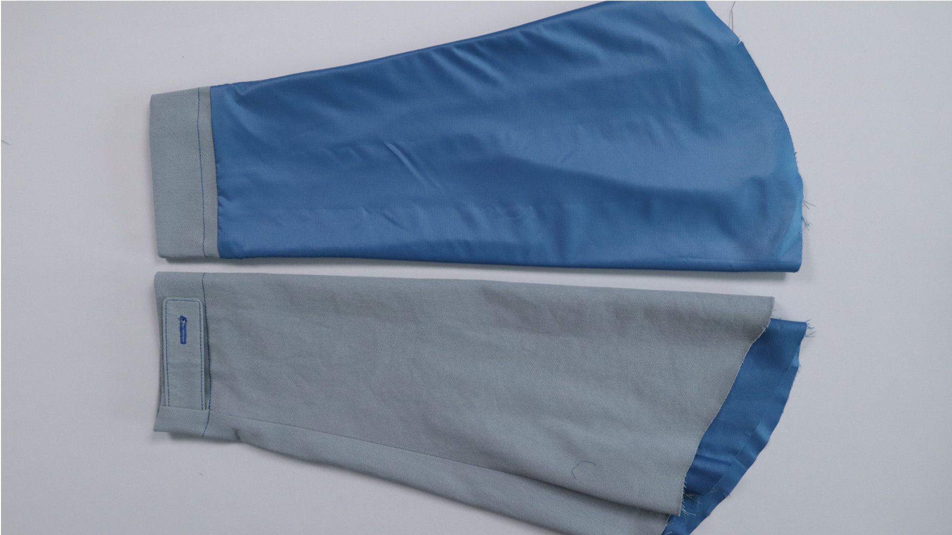 Parka mit Kapuze nähen - Abgesteppter Ärmelsaum von innen und außen.