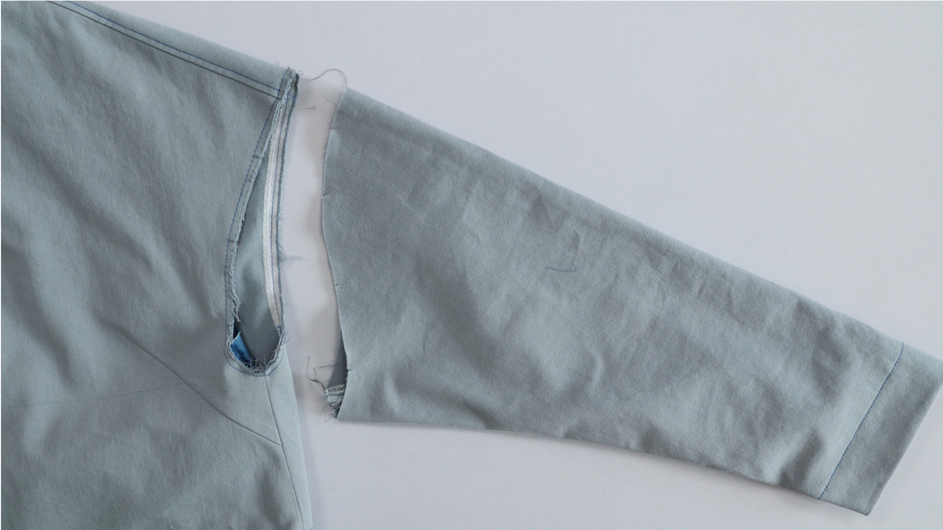 Parka mit Kapuze nähen - So kommt der Ärmel an den Rumpf.