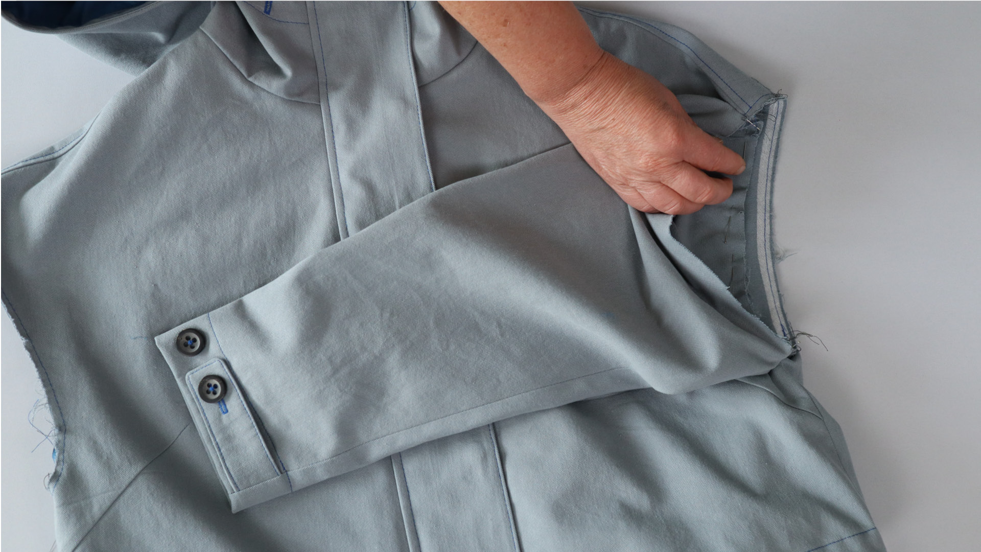 Parka mit Kapuze nähen - Der äußere Ärmel wird rechts auf rechts in das Armloch gesteckt.