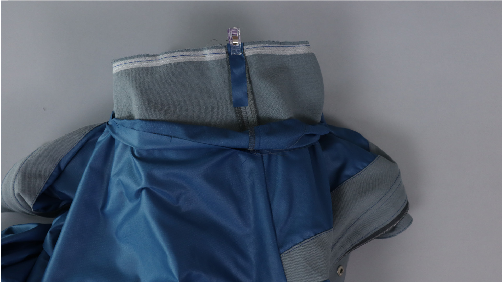 Parka mit Kapuze nähen - Das Verbindungsband kommt auf die Schulternaht.