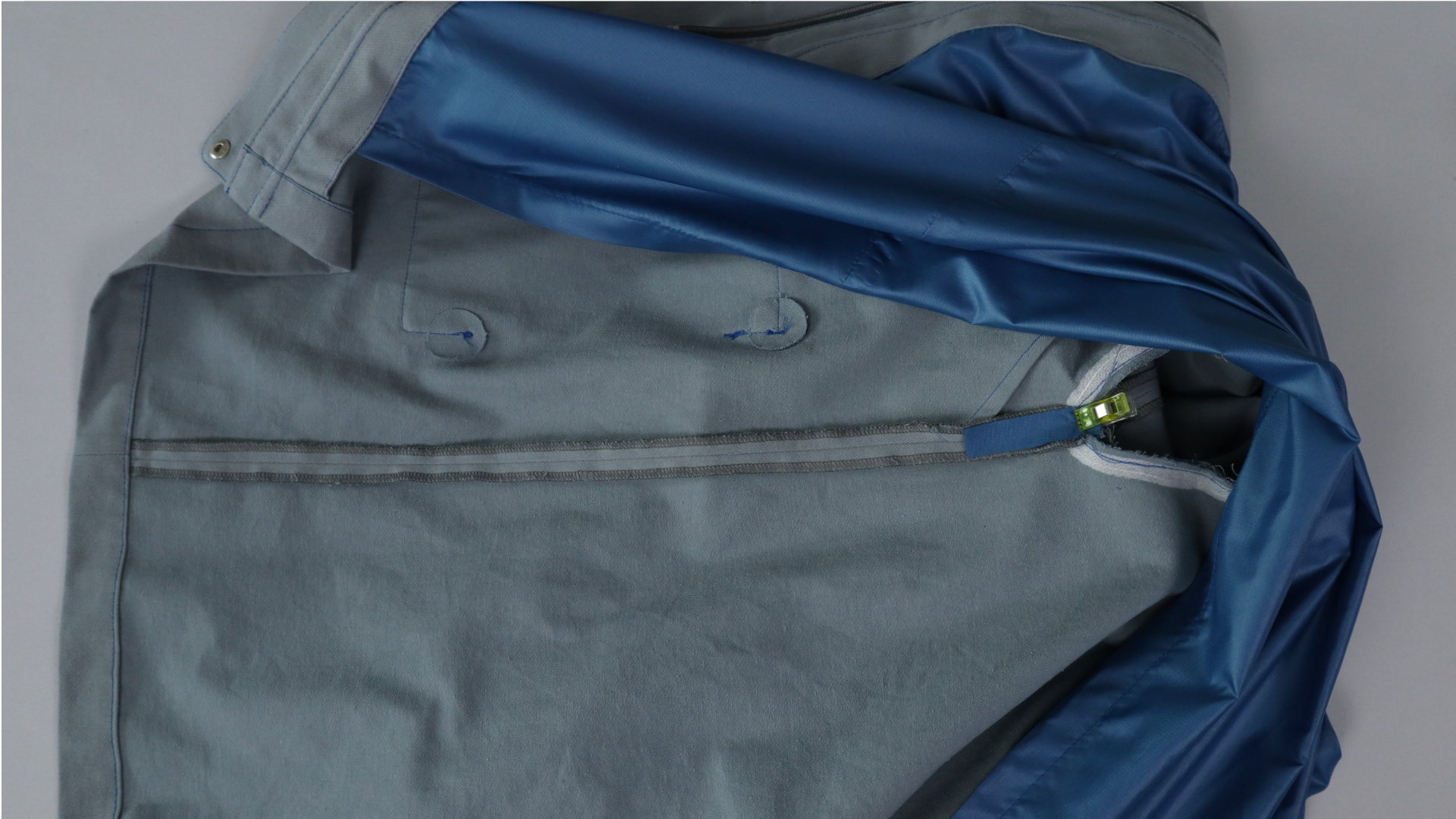 Parka mit Kapuze nähen - Ein weiteres Verbindungsband kommt auf die Seitennaht.