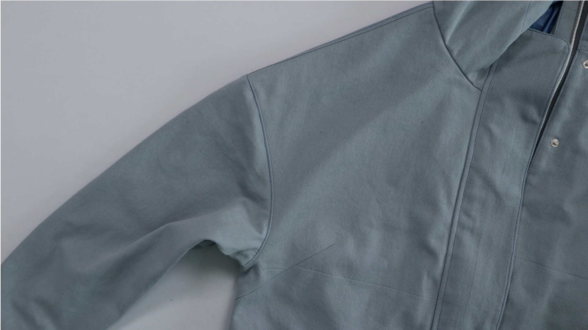 Parka mit Kapuze nähen - Der fertig eingenähte und abgesteppte Ärmel.