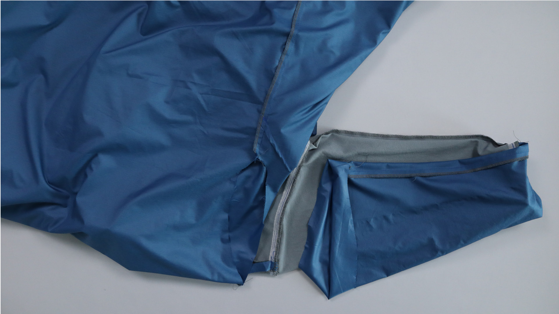 Parka mit Kapuze nähen - Das Bild zeigt, wie der Futterärmel an den Rumpf genäht wird.