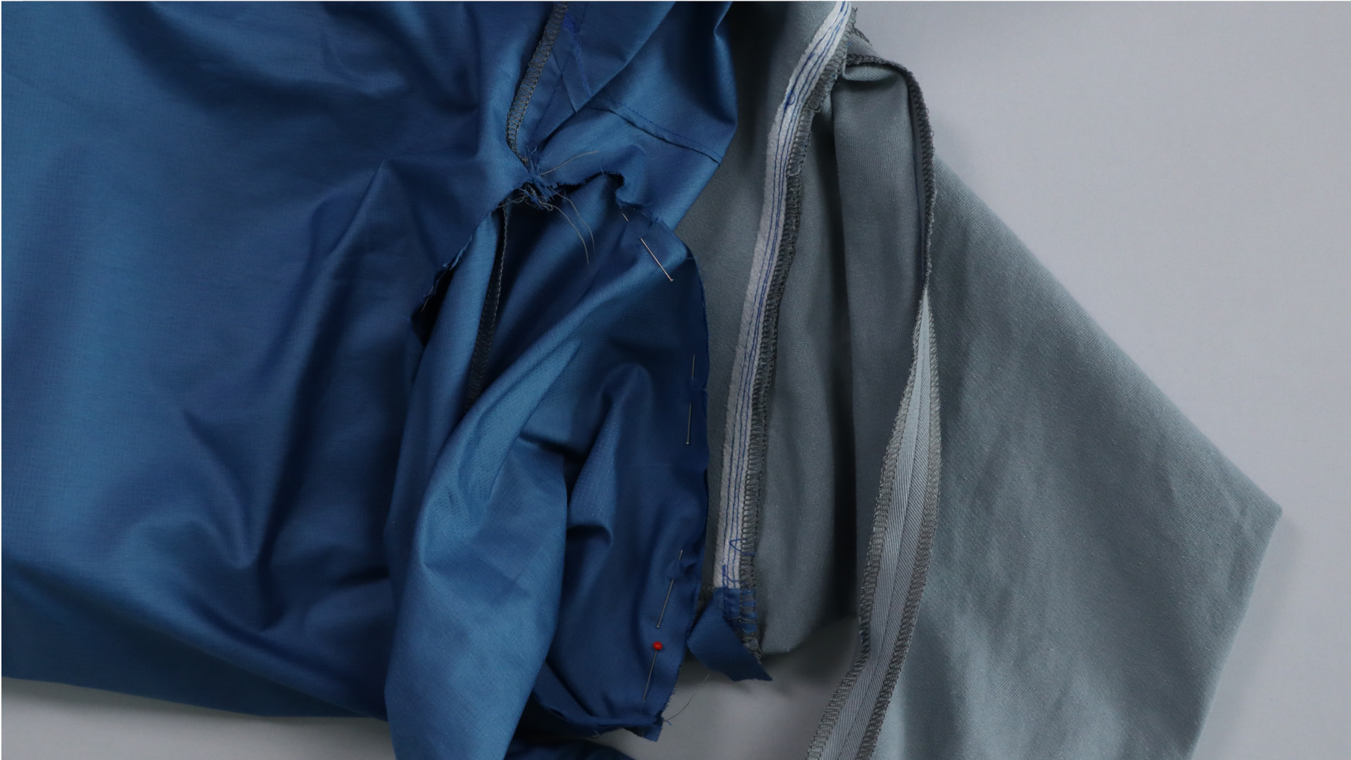 Parka mit Kapuze nähen - Der Futterärmel wird in das Armloch gesteckt.