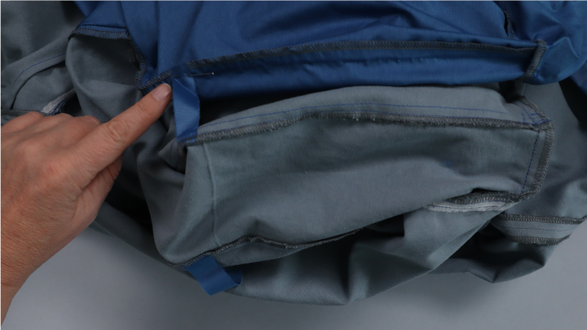 Parka mit Kapuze nähen - Der Verbindungsstreifen wird an das Futter genäht.