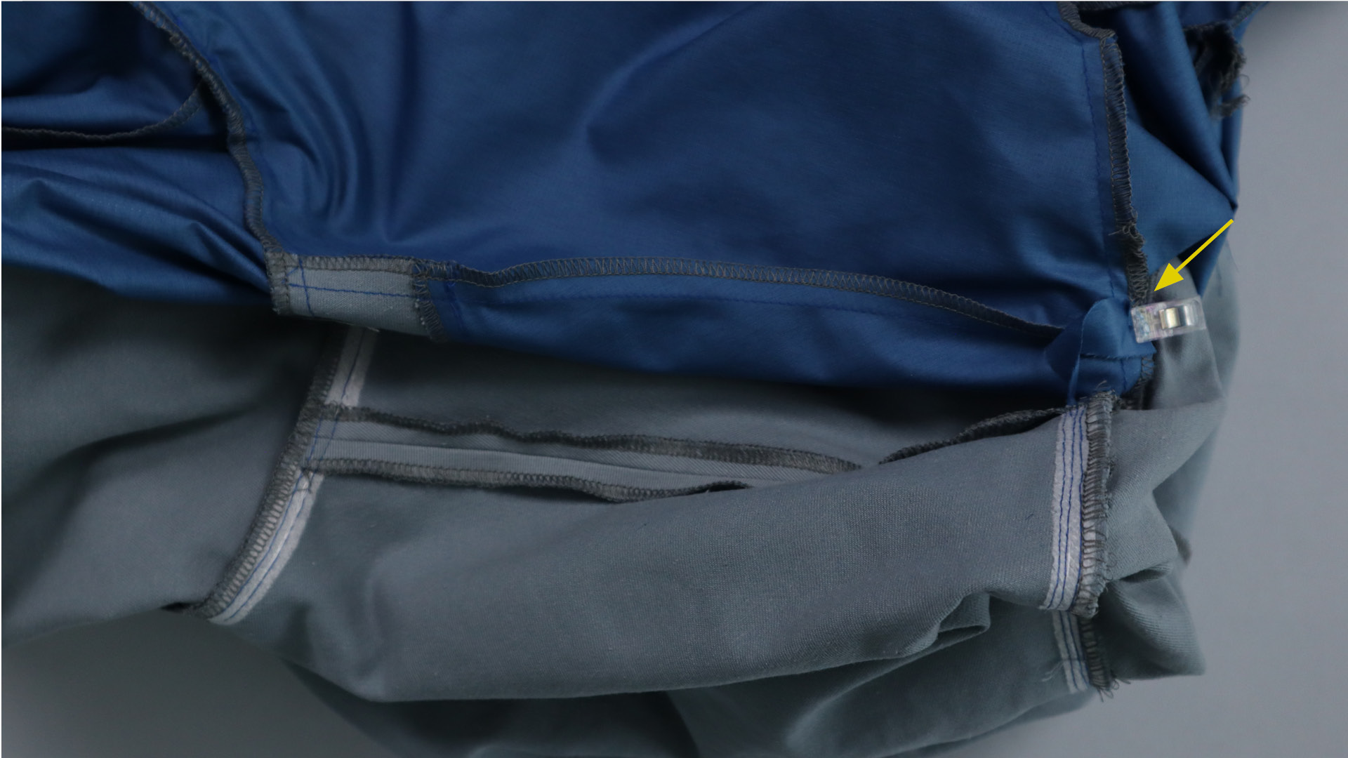 Parka mit Kapuze nähen - Der Verbindungsstreifen wird an das Futter gesteckt.