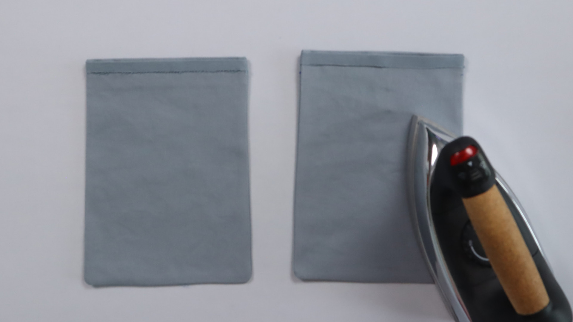 Parka mit Kapuze nähen - Die fertigen Taschenbeutel werden gebügelt.