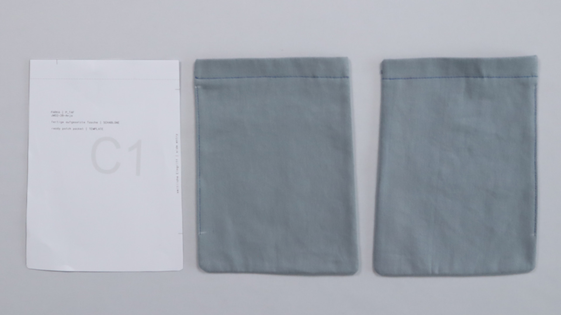 Parka mit Kapuze nähen - Der Tascheneingriff wird abgesteppt.