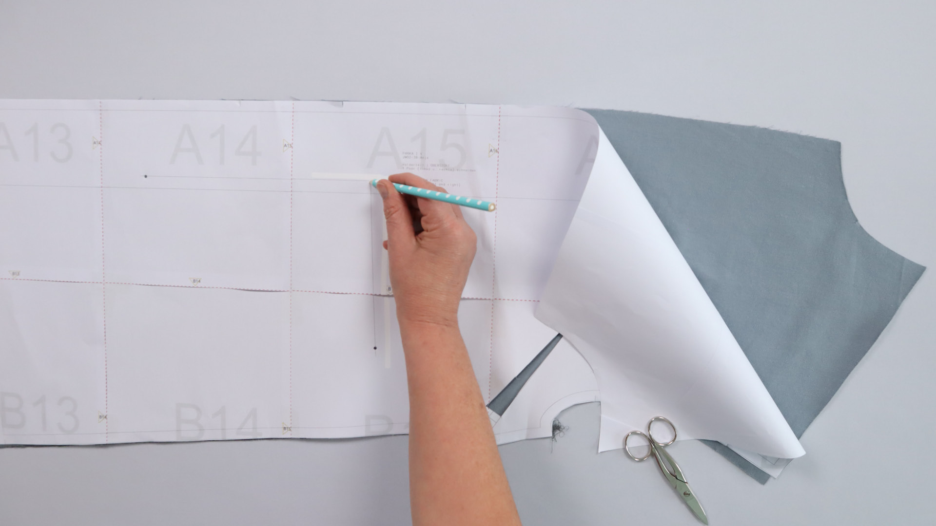 Parka mit Kapuze nähen - Die Taschenposition wird markiert.