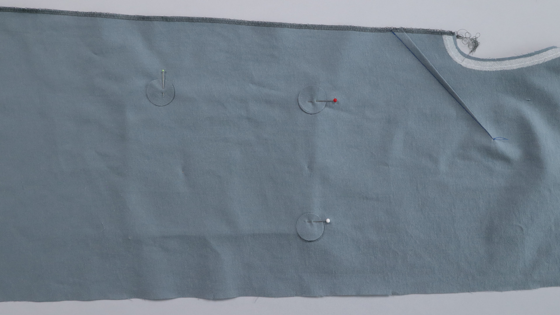 Parka mit Kapuze nähen - Die Kreise werden auf der Rückseite festgesteckt.