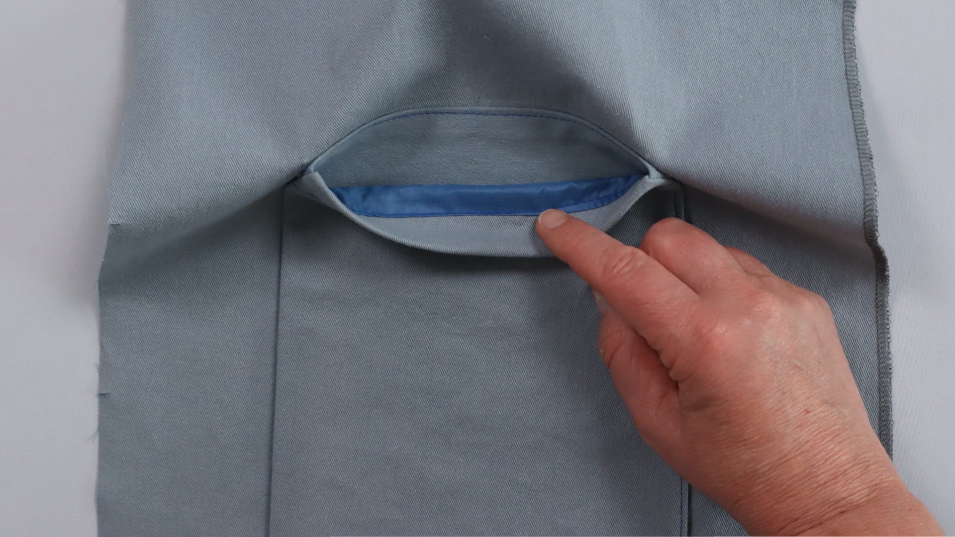 Parka mit Kapuze nähen - Blick in den Taschenbeutel.