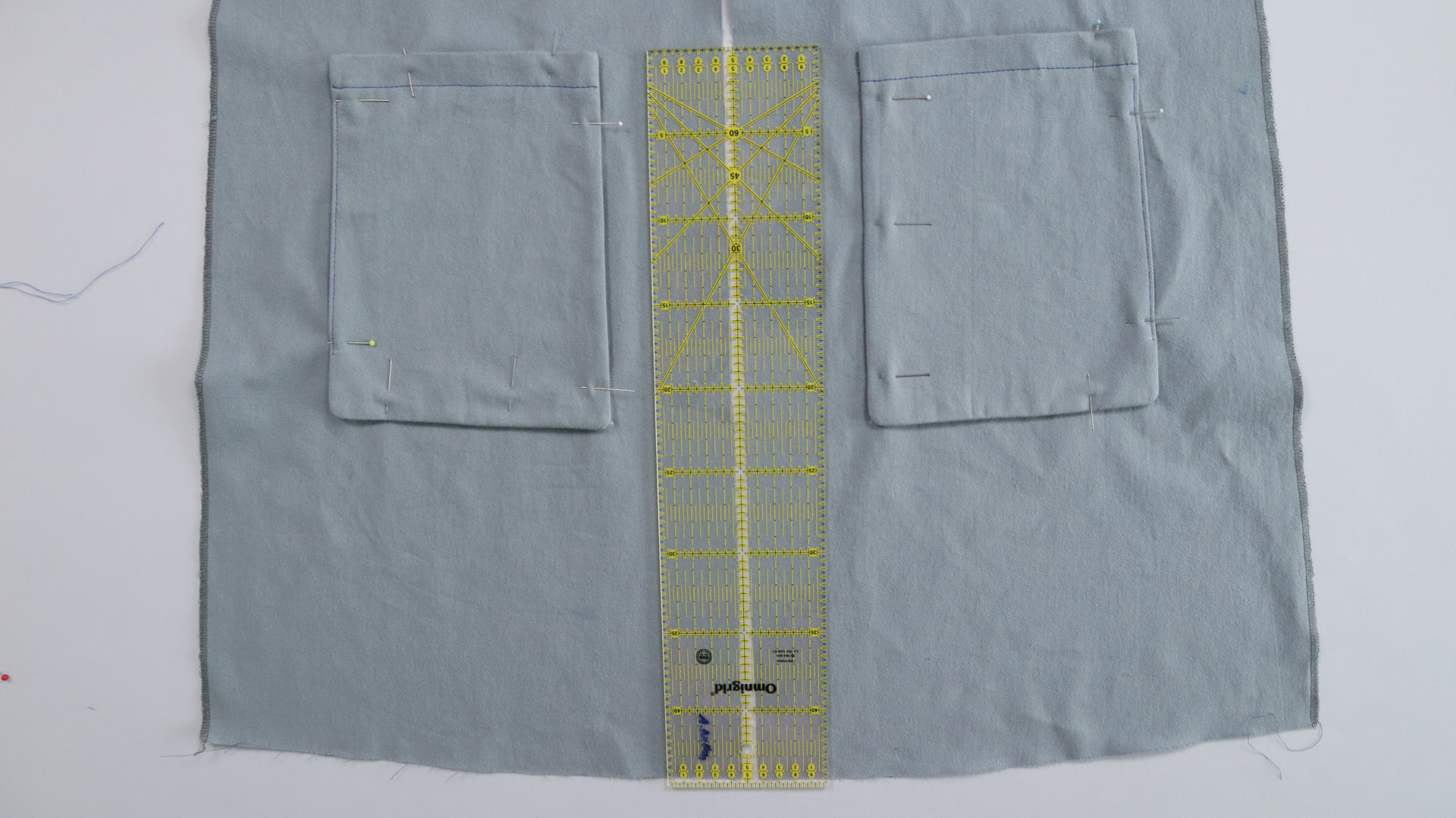 Parka mit Kapuze nähen - Die Taschenbeutel werden auf die Jacke gesteckt.