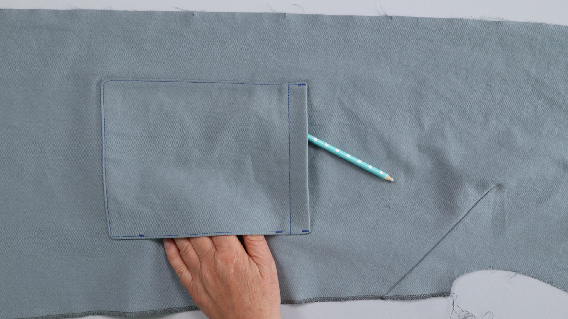 Parka mit Kapuze nähen - Der Fertig aufgenähte Taschenbeutel.