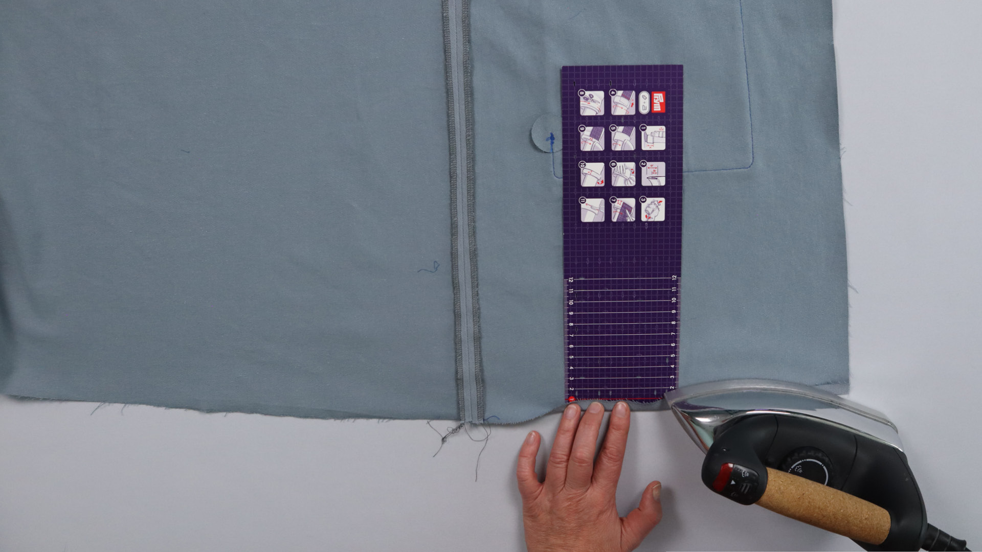 Parka mit Kapuze nähen - Der Saum wird 1 cm breit umgebügelt.