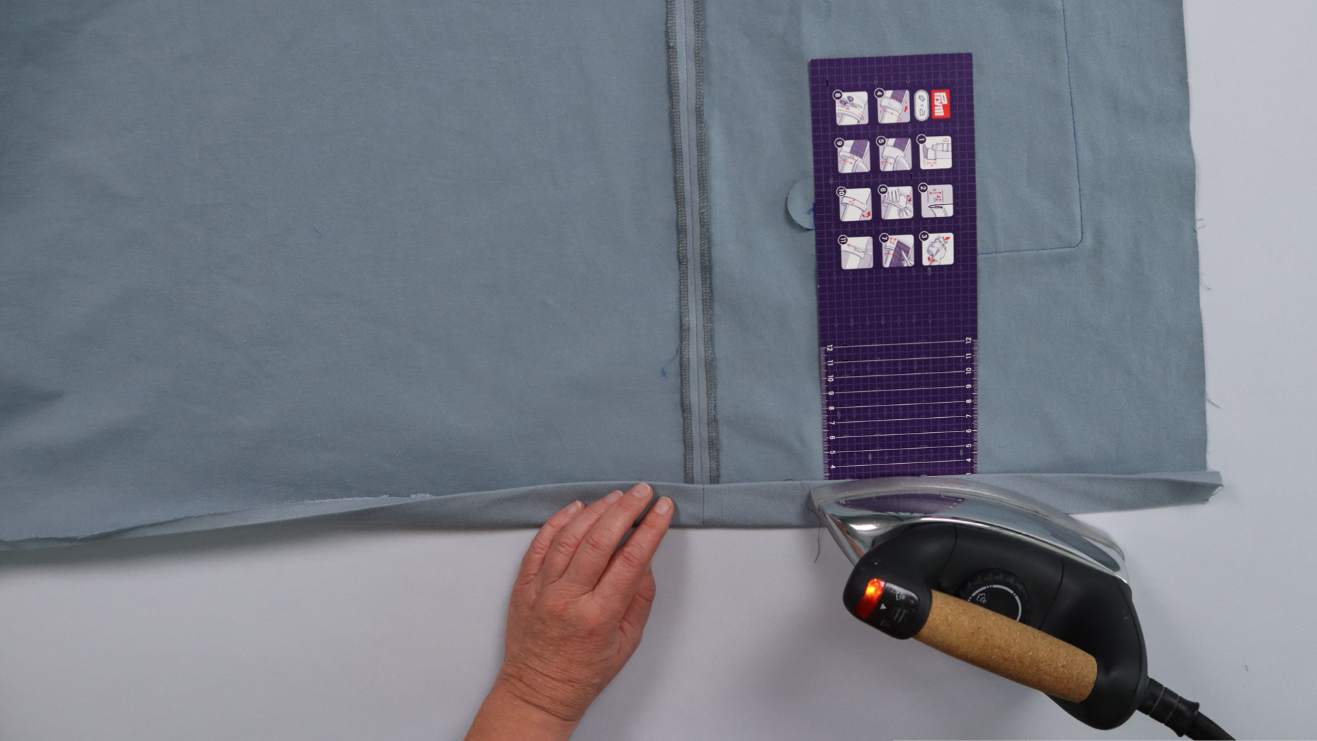 Parka mit Kapuze nähen - Der Saum wird weitere 3 cm umgebügelt.