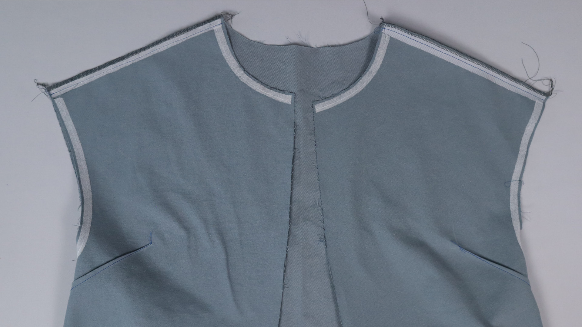 Parka mit Kapuze nähen - Die Schulternähte werden geschlossen.