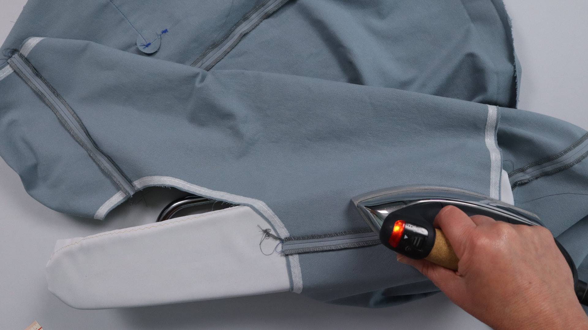 Parka mit Kapuze nähen - Die Schulternähte werden auseinandergebügelt.