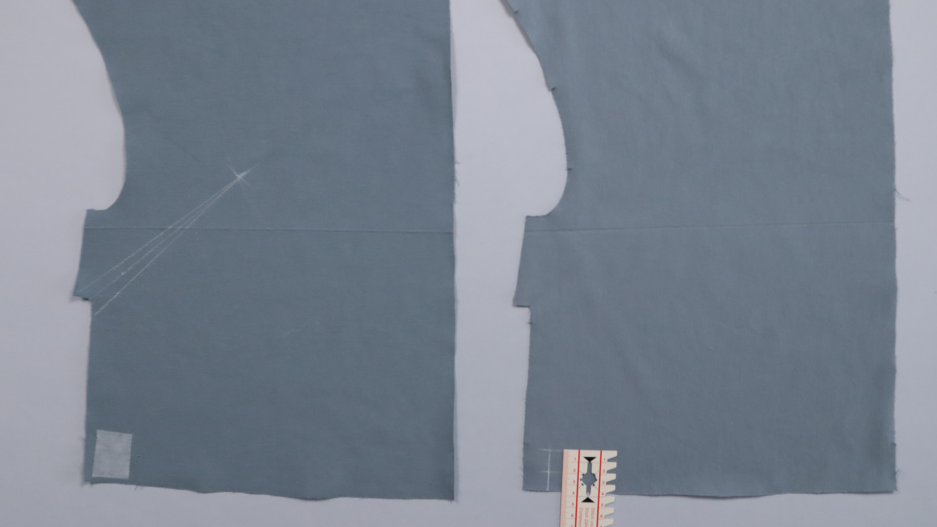 Parka mit Kapuze nähen - Die Knopflochposition wird an den vorderen Kollerteilen markiert.