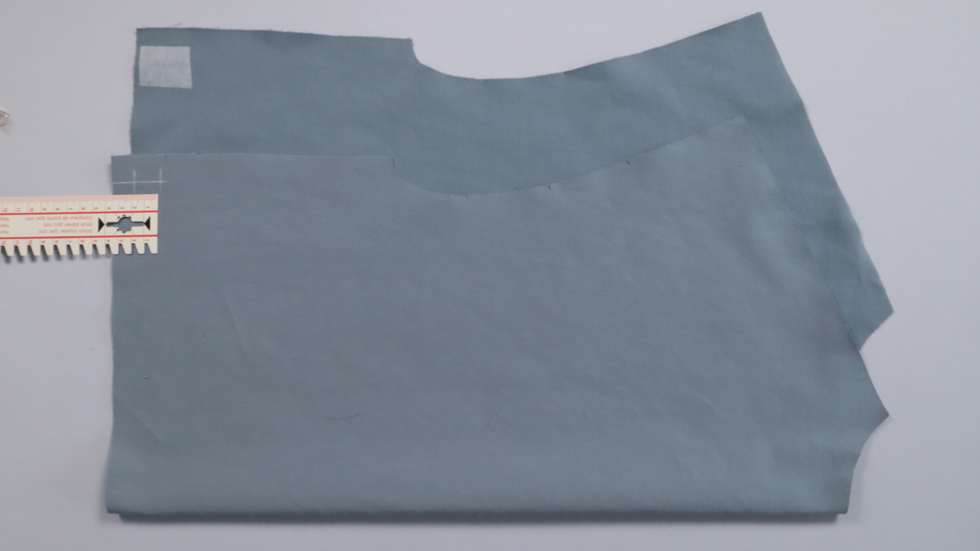 Parka mit Kapuze nähen - Die Knopflochposition wird am hinteren Kollerteil markiert.