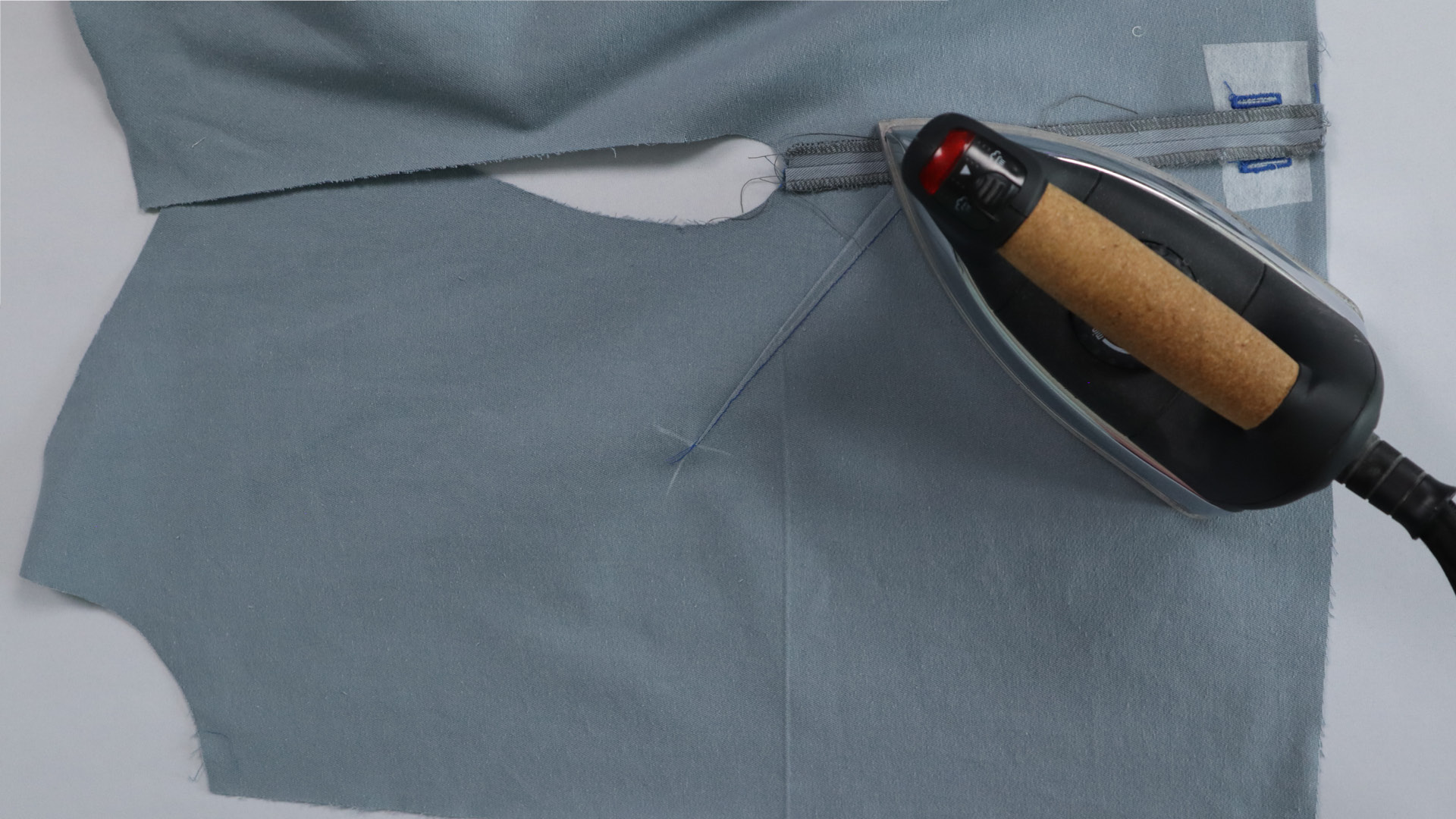 Parka mit Kapuze nähen - Die Seitennaht wird auseinandergebügelt.