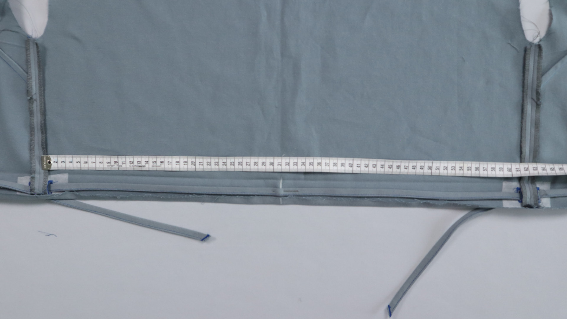 Parka mit Kapuze nähen - In der hinteren Mitte wird das Band fixiert.