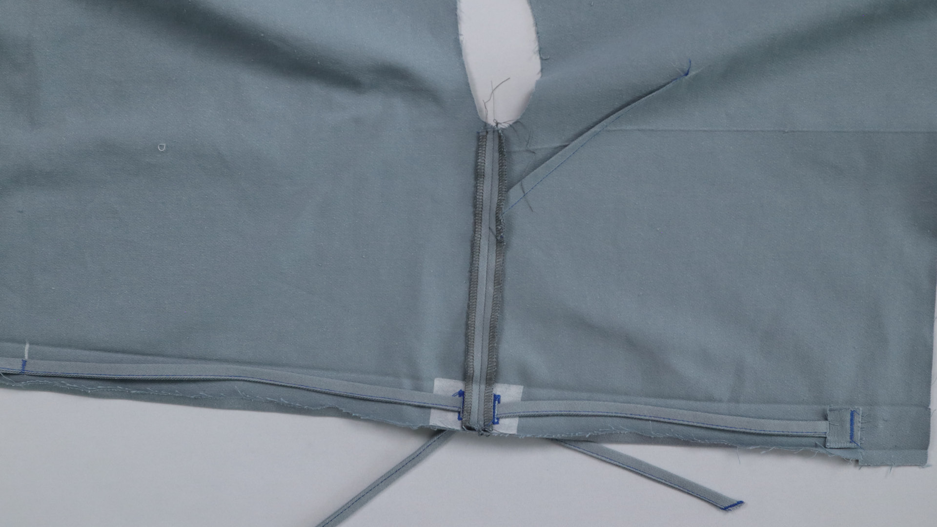 Parka mit Kapuze nähen - Die Bänder werden festgenäht.