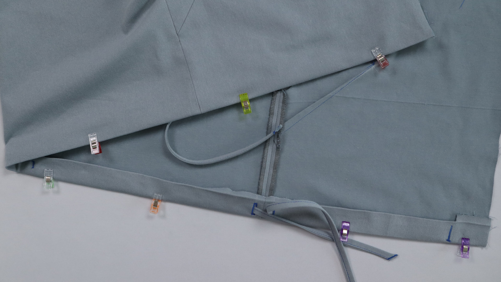 Parka mit Kapuze nähen - Kollersaum mit befestigten Bändern.