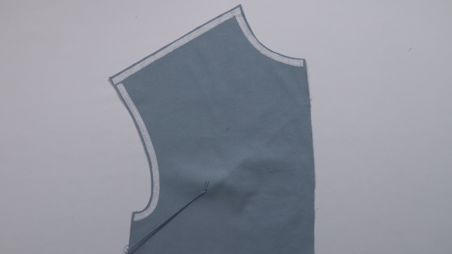 Parka mit Kapuze nähen - Fertiger Abnäher am Vorderteil.