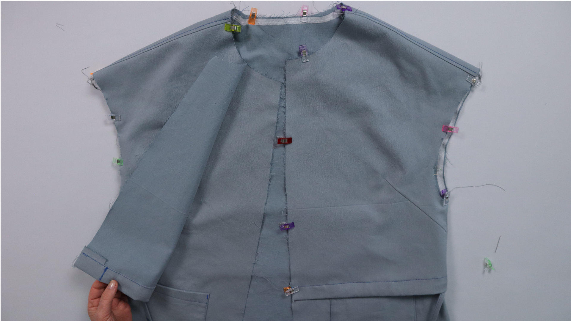 Parka mit Kapuze nähen - Der Koller wird mit dem Rumpf verbunden.