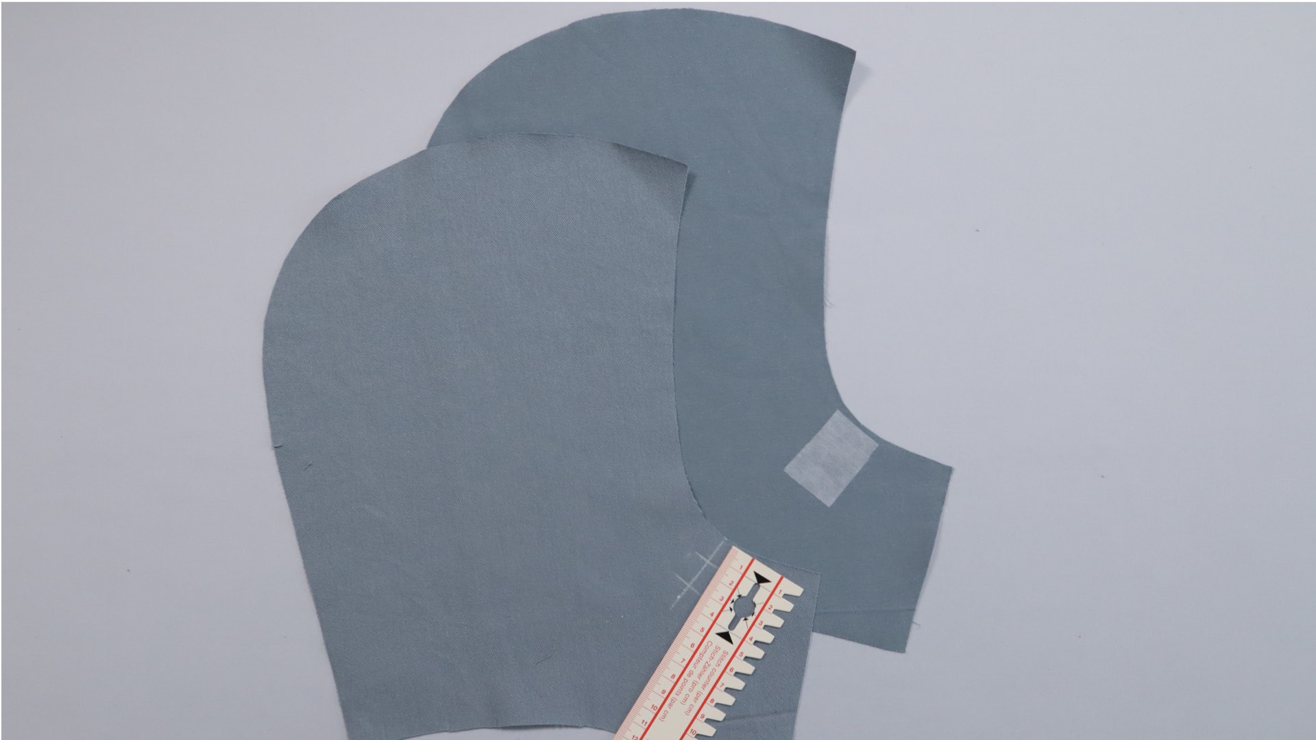 Parka mit Kapuze nähen - Die Knopflochpositionen werden markiert.