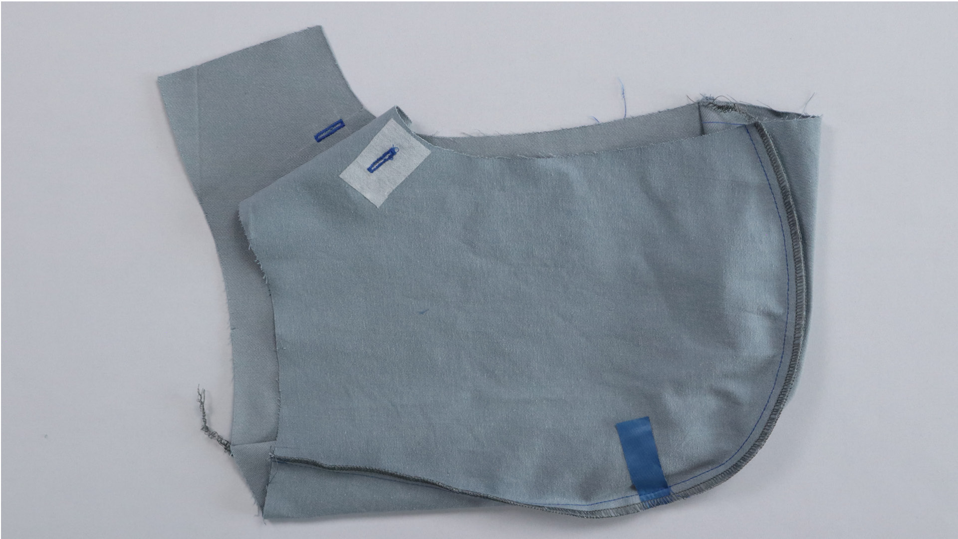 Parka mit Kapuze nähen - In die Naht wird ein Verbindungsstreifen gefasst.