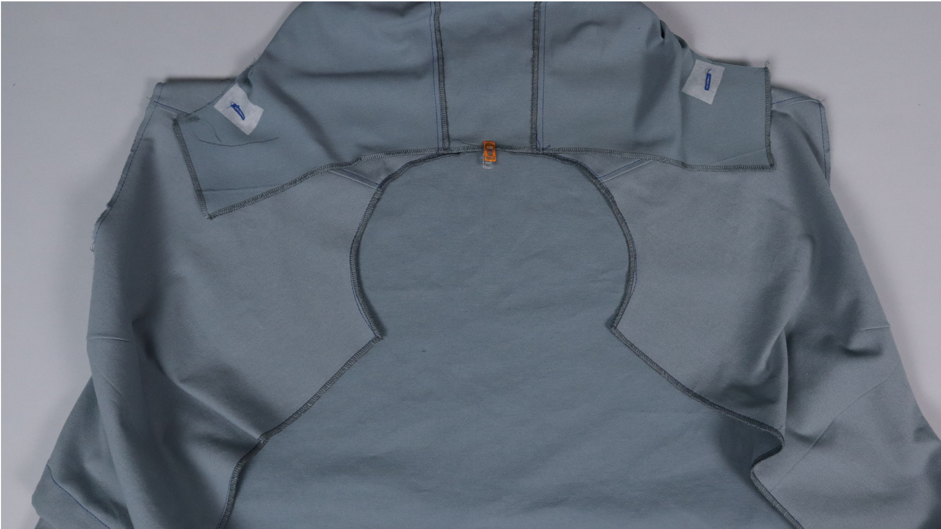 Parka mit Kapuze nähen - Die Kapuze wird an das Halsloch gesteckt.