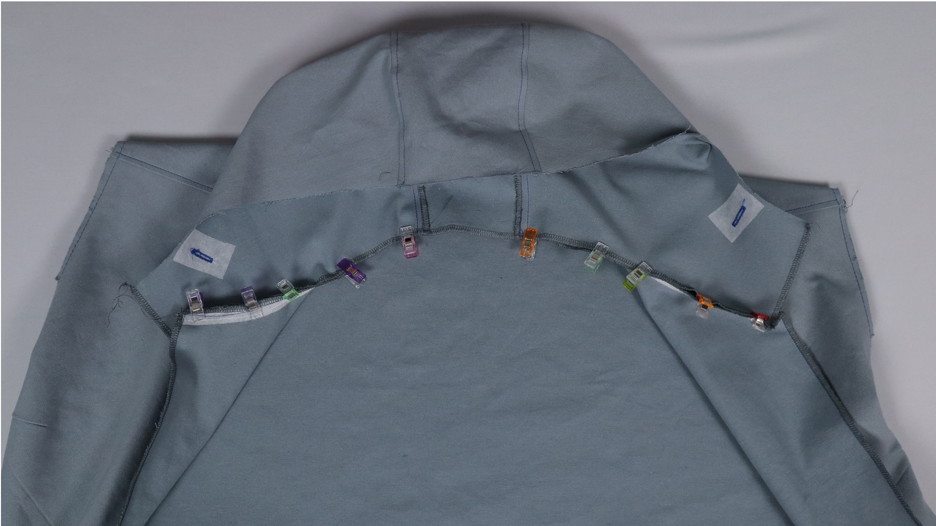 Parka mit Kapuze nähen - Die Kapuze ist an das Halsloch gesteckt.