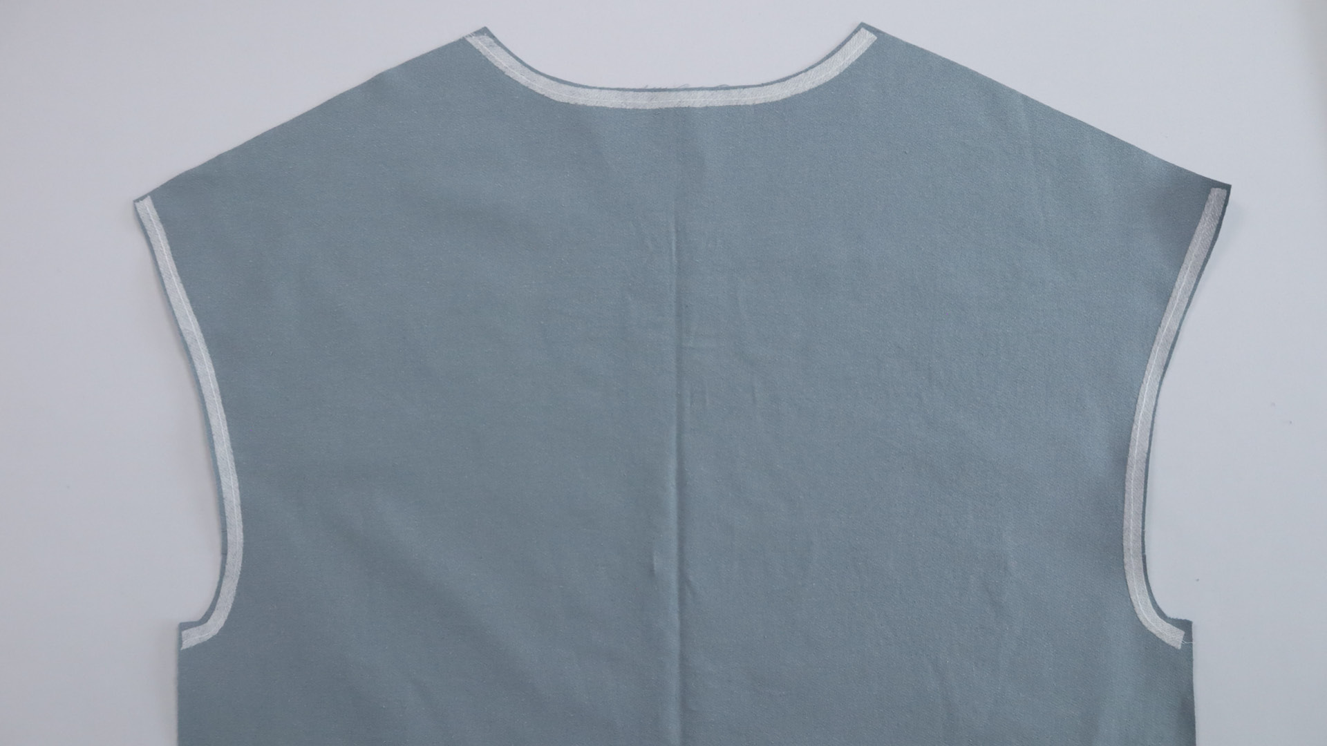 Parka mit Kapuze nähen - Nähte am Rückteil gegen Ausdehnen sichern.