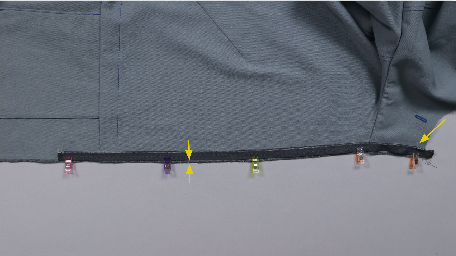 Parka mit Kapuze nähen - Der Reißverschluss wird an das Vorderteil gesteckt.