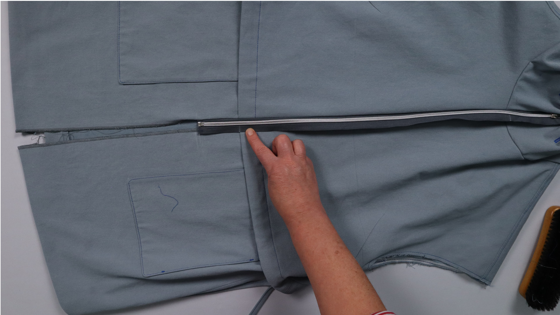 Parka mit Kapuze nähen - Unterkante des Kollers und Kapuzennaht werden markiert.