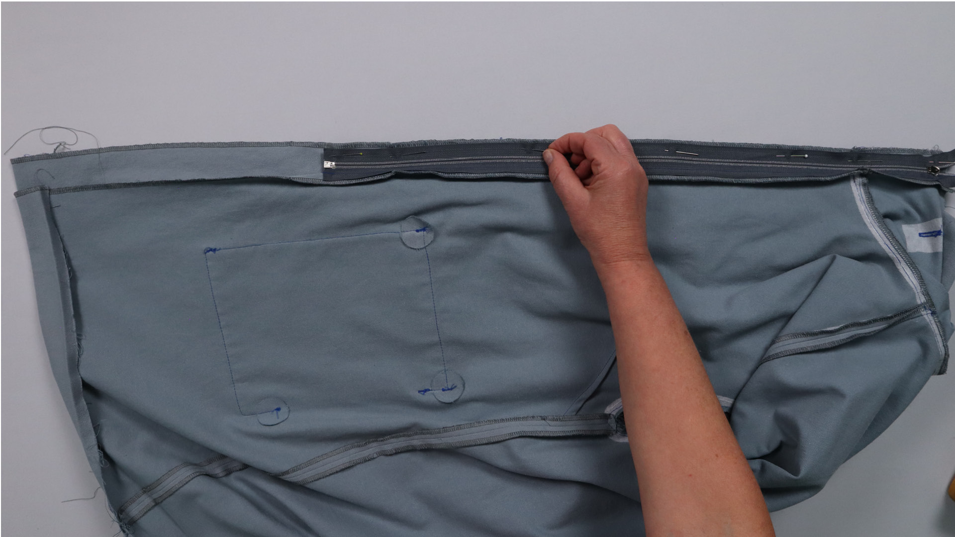 Parka mit Kapuze nähen - Der Reißverschluss wird an das andere Vorderteil gesteckt.