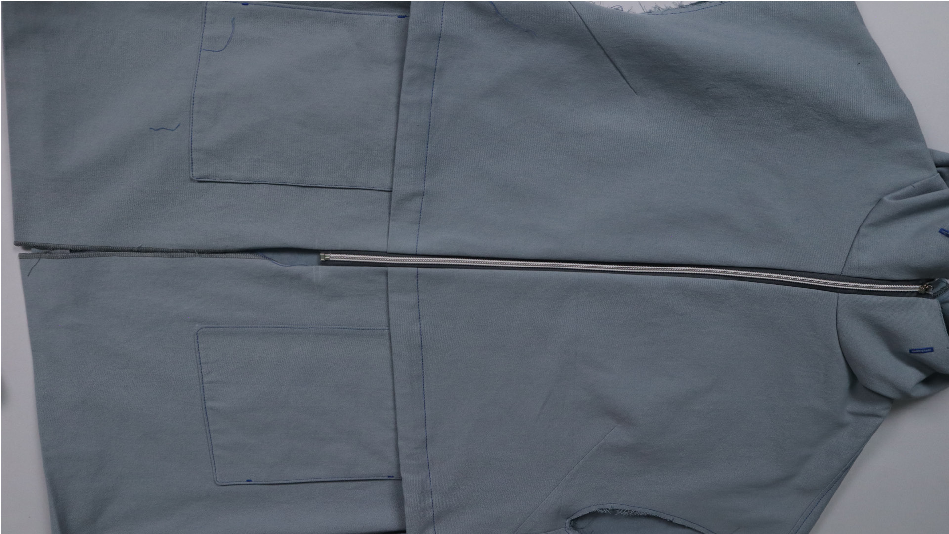 Parka mit Kapuze nähen - Der Reißverschluss ist angenäht.