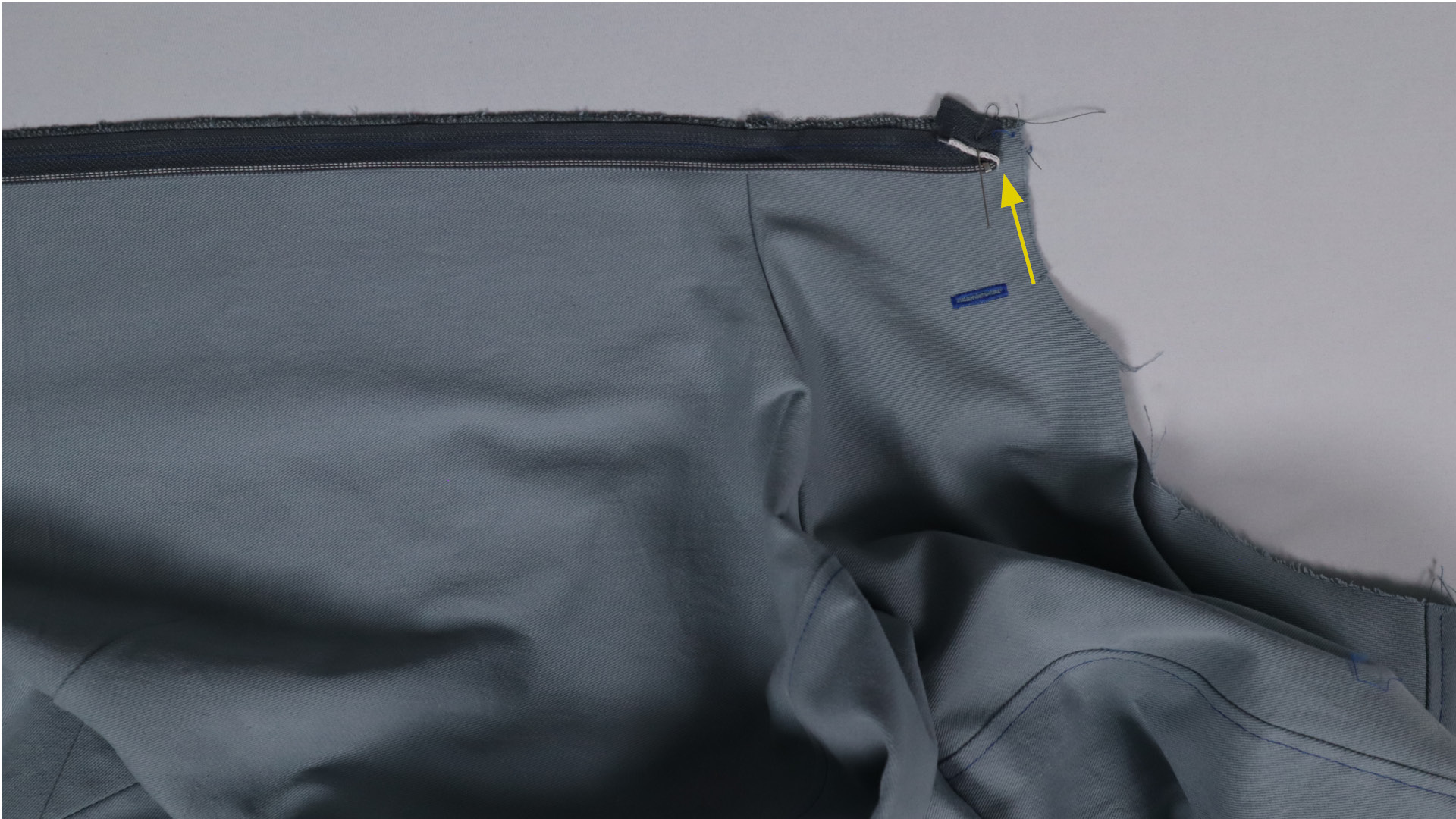 Parka mit Kapuze nähen - Am oberen Ende wird das Band zur Seite gelegt.