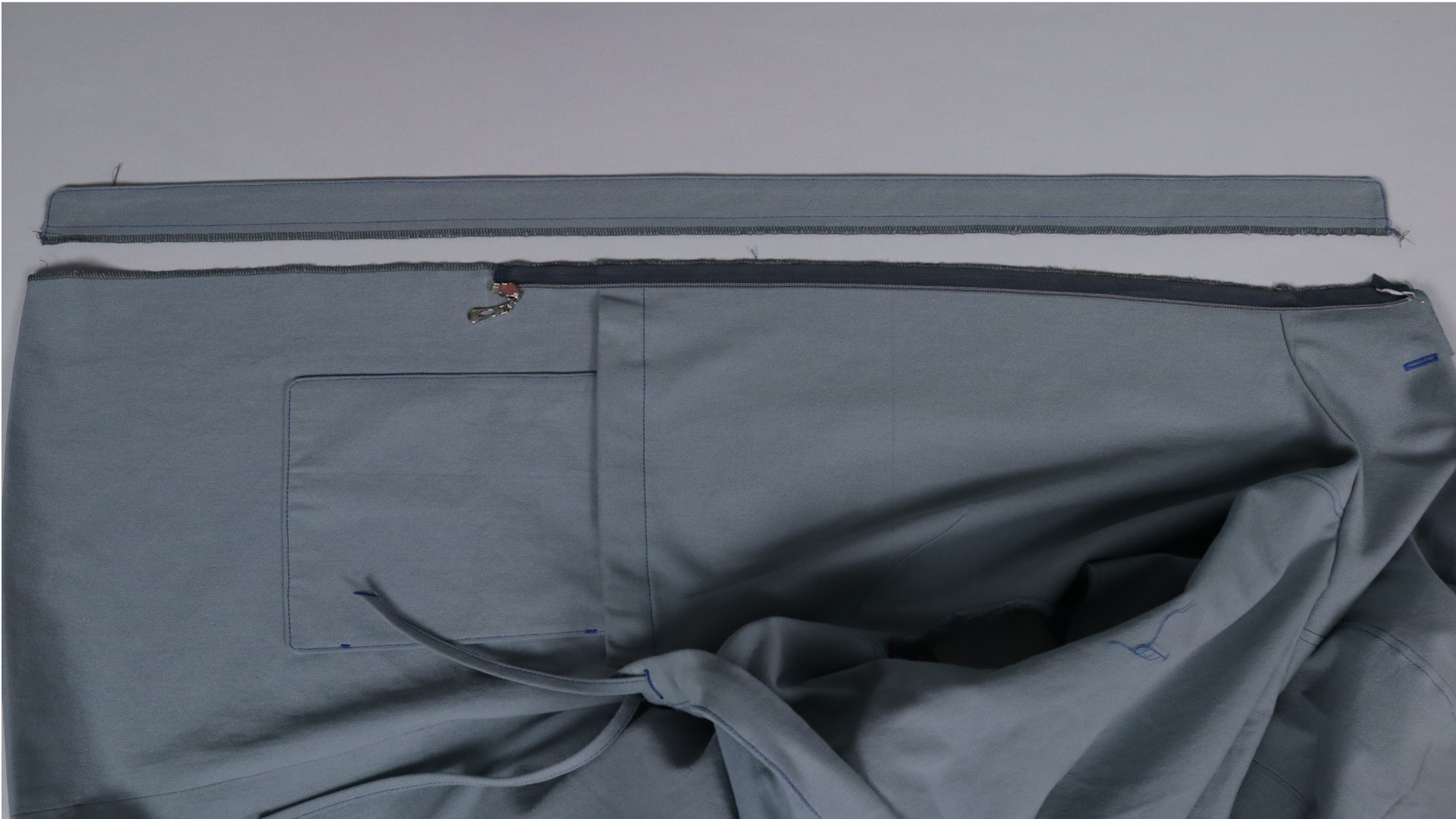 Parka mit Kapuze nähen - Der Untertritt wird auf den Reißverschluss gesteckt.