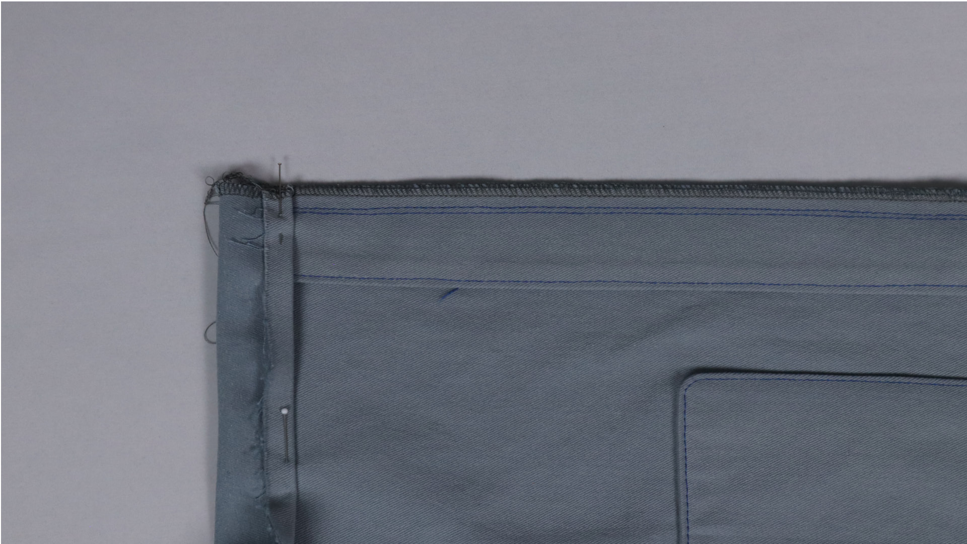 Parka mit Kapuze nähen - Der Saum wird über den Untertritt geklappt.