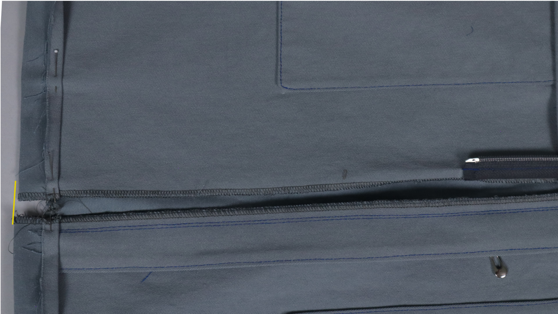 Parka mit Kapuze nähen - Die Saumlänge muss auf beiden Seiten gleich sein.