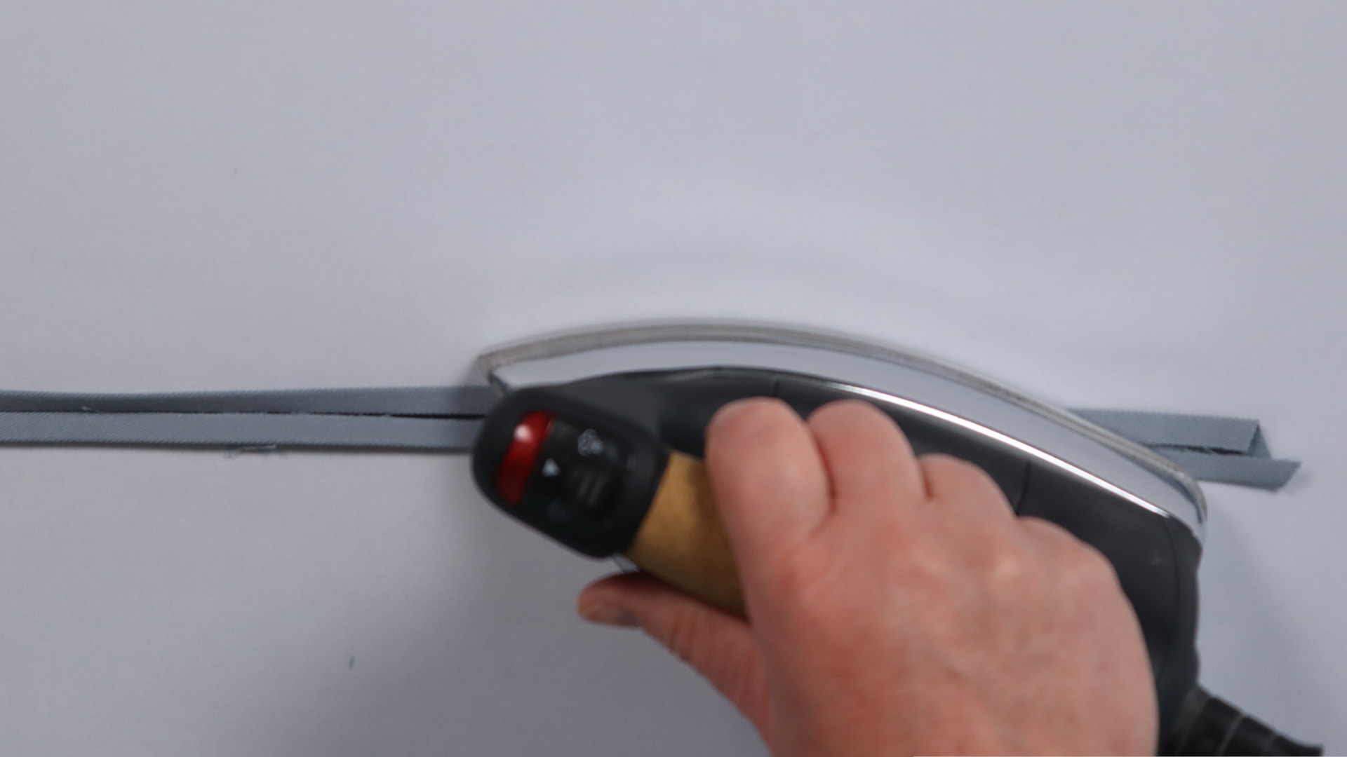 Parka mit Kapuze nähen - Die langen Seiten werden zur Mitte gebügelt.