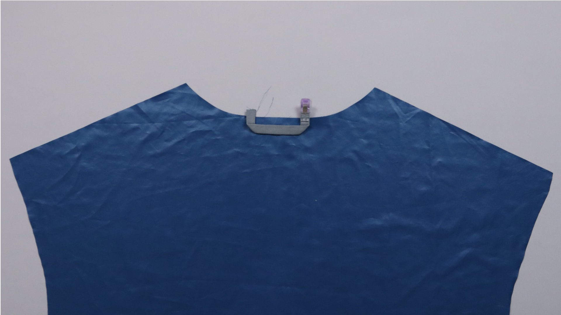 Parka mit Kapuze nähen - Das Aufhängerband wird am Futter befestigt.