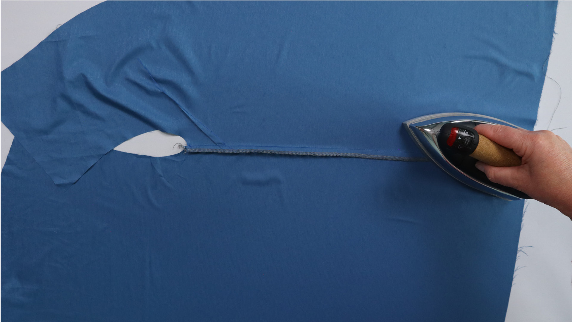 Parka mit Kapuze nähen - Die Seitennaht wird zum Rückteil gebügelt.