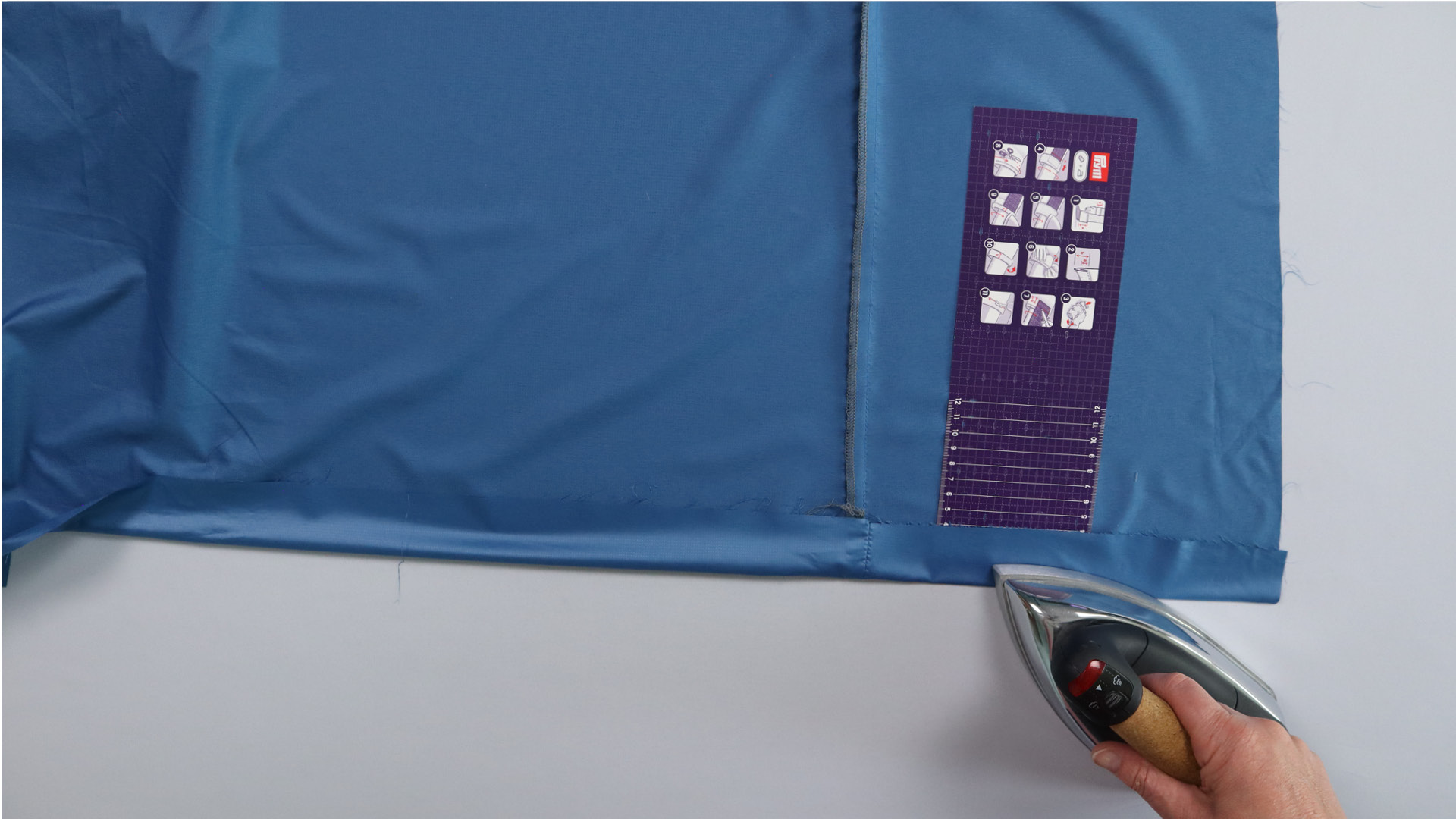 Parka mit Kapuze nähen - Der Saum wird gebügelt.